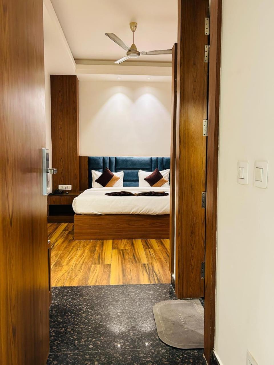 Hotel Swarn Bhoomi Kánpur Kültér fotó